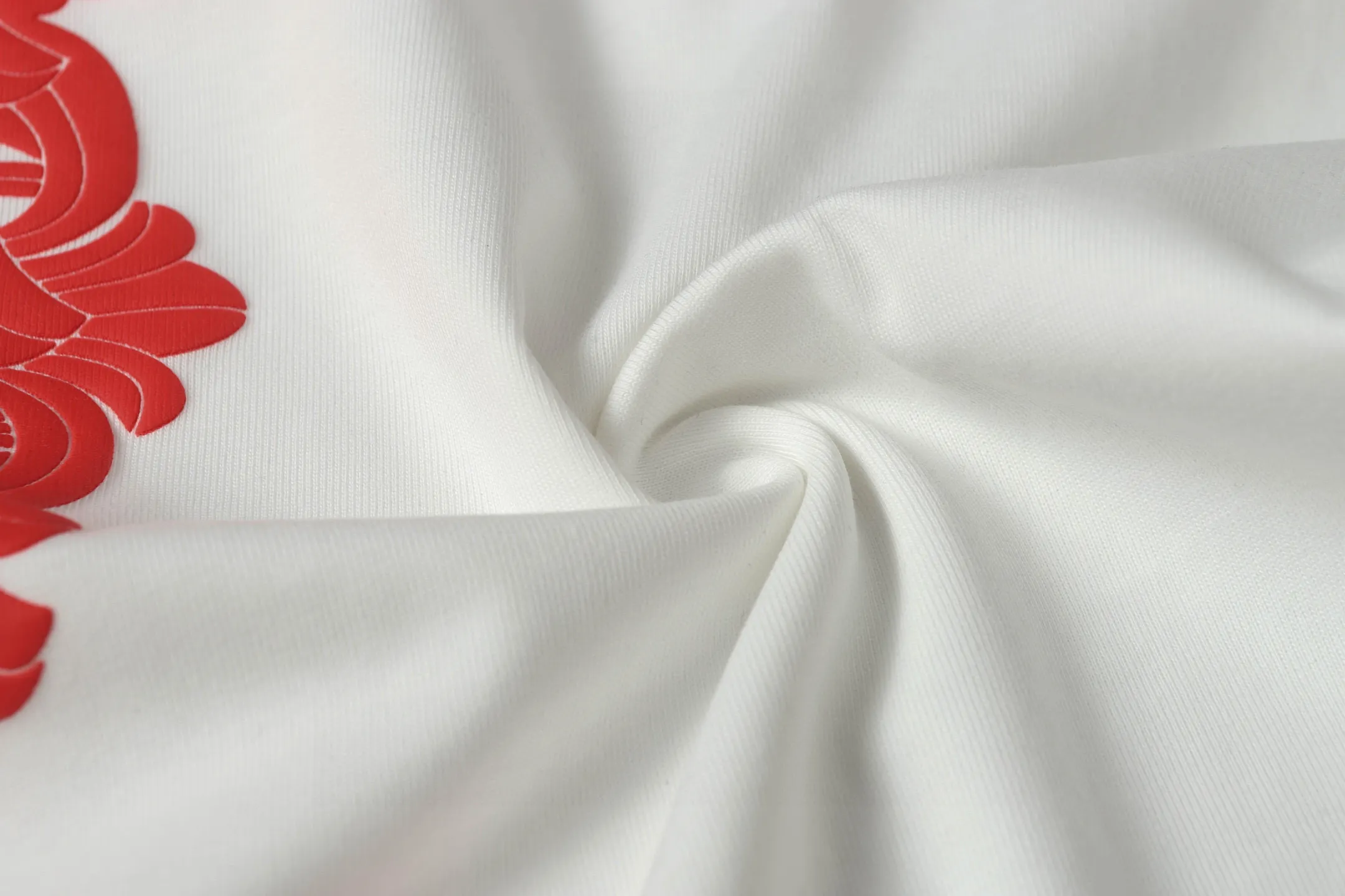 🅿️180 Chrome hearte/Chrome heart ch 25ss early spring new cross foam short sleeves. A must-have item for daily commuting for men and women in light luxury. The correct version is welcome to compare. Detailed features ·280 grams of 100% cotton double yarn jersey fabric ·Special thickened 32 pieces of double-strand 1x1 thread in the same cylinder ·Double-needle stitching process ·Original main mark washed hangtag COLOUR: black white SIZE: s xl